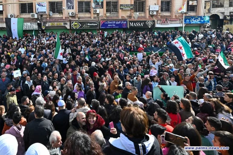 آلاف السوريين يتوافدون على الميادين احتفاء بانتصار الثورة